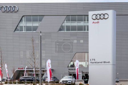 Téléchargez les photos : Toronto (Ontario), Canada - Le 27 avril 2018 : Vue extérieure du concessionnaire Audi à Toronto. Audi AG est un constructeur automobile allemand de véhicules de luxe. - en image libre de droit