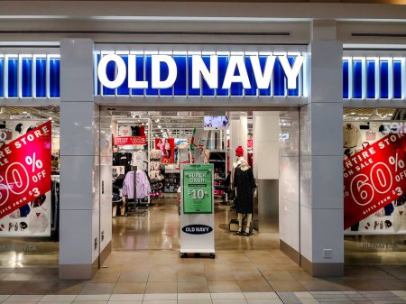 Foto de Toronto, Canadá- 17 de diciembre de 2018: Old Navy store front at Fairview mall in Toronto. Old Navy es una empresa estadounidense de venta de ropa y accesorios. - Imagen libre de derechos