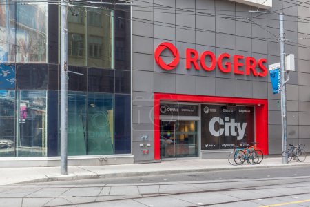 Téléchargez les photos : Toronto (Ontario), Canada - Le 5 mai 2018 : Rogers affiche sur l'édifice à l'entrée de Toronto. Rogers Communications Inc. est une entreprise canadienne de communications et de médias. - en image libre de droit