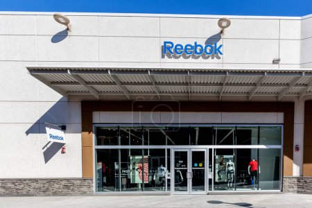 Foto de El letrero de la tienda Reebok se ve el día septiembre 10, 2019 en Niagara-on-the-Lake, On, Canada. Reebok International Limited es una empresa estadounidense de calzado y ropa. - Imagen libre de derechos