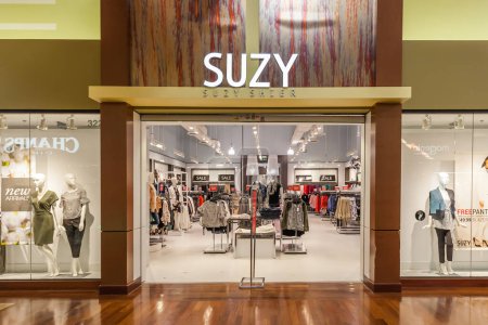 Téléchargez les photos : Vaughan, Ontario, Canada - 24 mars 2018 : Devant le magasin Suzy à Vaughan Mills à Toronto. Suzy est l'une des principales enseignes de mode féminines au Canada avec une notoriété de marque d'un océan à l'autre. - en image libre de droit