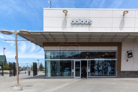 Téléchargez les photos : Niagara On the Lake, Canada- 20 mai 2018 : Adidas vitrine dans Outlet Collection à Niagara. Adidas est une multinationale allemande qui conçoit et fabrique des chaussures, des vêtements et des accessoires - en image libre de droit