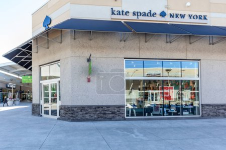 Téléchargez les photos : Niagara On the Lake, Ontario, Canada - 4 mars 2018 : Kate Spade New York vitrine dans Outlet Collection à Niagara, une maison américaine de design de mode. - en image libre de droit