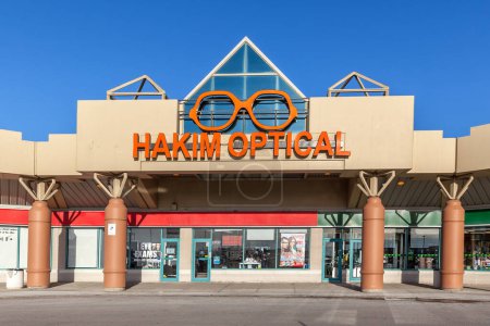 Téléchargez les photos : Richmond Hill, Ontario, Canada - Le 24 février 2018 : Hakim Optical storefront. Hakim Optical Lab Ltd. est une chaîne optique canadienne, la plus grande chaîne optique privée au Canada.. - en image libre de droit
