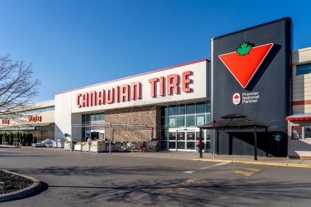 Téléchargez les photos : Richmond Hill, Ontario, Canada - 30 octobre 2018 : Vitrine Canadian Tire. Le détaillant canadien vend une vaste gamme de produits automobiles, de quincaillerie, de sport et de loisirs ainsi que de produits pour la maison.. - en image libre de droit