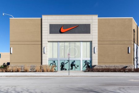 Téléchargez les photos : Vaughan (Ontario), Canada - Le 17 mars 2018 : Panneau du magasin Nike au centre commercial Vaughan Mills près de Toronto. Nike, Inc. est une société américaine de vente de chaussures, vêtements, équipements, accessoires et services. - en image libre de droit