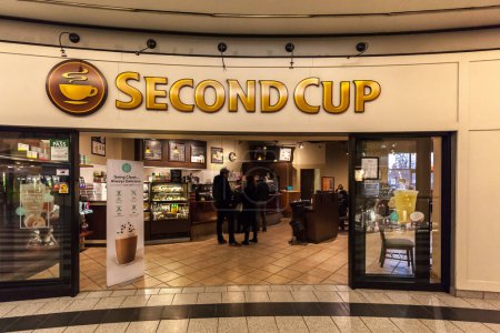 Téléchargez les photos : Toronto, Ontario, Canada - Le 16 mai 2018 : Un café de la deuxième Coupe à Toronto. Second Cup Coffee Co. est un détaillant de café canadien qui exploite plus de 300 cafés à travers le pays.. - en image libre de droit