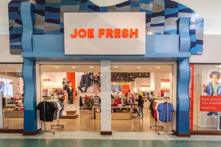 Téléchargez les photos : Vaughan, Ontario, Canada - Le 4 juin 2019 : Joe Fresh devant le magasin du centre commercial Vaughan Mills près de Toronto. Joe Fresh est une marque de mode et une chaîne de détail pour le distributeur alimentaire canadien Loblaw Companies - en image libre de droit
