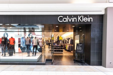 Foto de Toronto, Canadá - 07 de febrero de 2018: Calvin Klein tienda en el Fairview Mall en Toronto, una casa de moda estadounidense. - Imagen libre de derechos