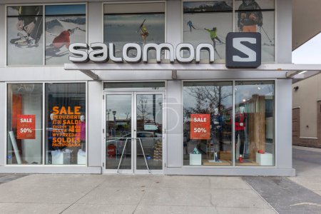 Foto de Toronto, Canadá- 2 de marzo de 2018: Tienda frente a Salomon en Shops at Don Mills en Toronto. Salomon Group es una empresa francesa de fabricación de equipos deportivos. - Imagen libre de derechos