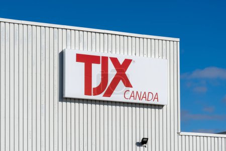 Téléchargez les photos : Brampton, Ontario, Canada- 4 novembre 2018 : Panneau mural de TJX Canada à leur entrepôt de Brampton, Ontario, Canada. TJX est une multinationale américaine de grands magasins hors prix. - en image libre de droit