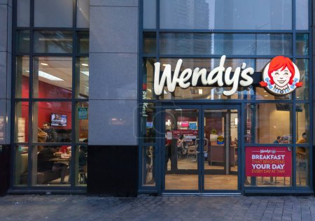 Téléchargez les photos : Toronto, Ontario, Canada - 16 mars 2018 : Restaurant Wendy's à Toronto. Wendy's est une chaîne de restauration rapide internationale américaine. - en image libre de droit