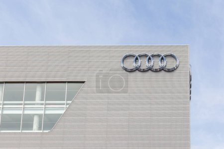 Foto de Toronto, Ontario, Canadá - 27 de abril de 2018: Vista exterior del concesionario Audi en Toronto. Audi AG es un fabricante alemán de automóviles de lujo. - Imagen libre de derechos