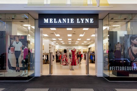 Téléchargez les photos : Toronto, Canada - le 17 mars 2018 : Melanie lyne devant le magasin Vaughan Mills à Toronto. Melanie Lyne est une marque de mode canadienne. - en image libre de droit