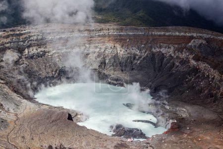 Foto de Cráter del volcán Poas dentro del Parque Nacional Volcán Poas en el centro de Costa Rica, mostrado después de las erupciones de 2017, el volcán Poas es un estratovolcán activo de 2.708 metros (8.885 pies). - Imagen libre de derechos