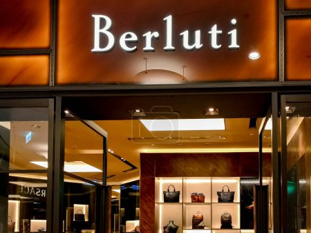 Téléchargez les photos : Taipei, Taiwan - 8 décembre 2018 : Un magasin Berluti signe dans un centre commercial. Berluti est une marque filiale qui fabrique des vêtements pour hommes, LVMH est une multinationale française des produits de luxe. - en image libre de droit