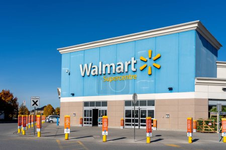 Téléchargez les photos : Richmond Hill, Ontario, Canada - 30 octobre 2018 : Walmart vitrine. Walmart Inc. est une société américaine de vente au détail qui exploite une chaîne d'hypermarchés, un service de rabais et des épiceries.. - en image libre de droit