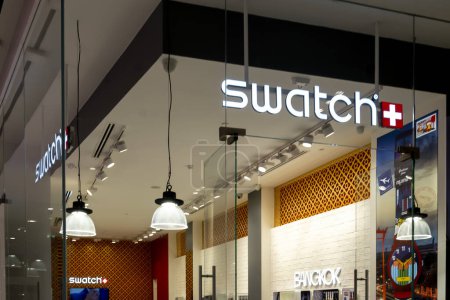 Foto de Bangkok, Tailandia - 7 de diciembre de 2018: Swatch firma en un centro comercial en Bangkok, Tailandia; Swatch es un relojero suizo fundado en 1983. - Imagen libre de derechos