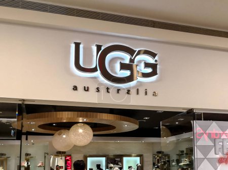 Foto de Taipei, Taiwán - 8 de diciembre de 2018: Primer plano de UGG Sign in an mall. UGG (anteriormente UGG Australia) es una empresa estadounidense de calzado y una división de Deckers Brands.. - Imagen libre de derechos