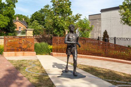 Foto de Richmond Hill, Ontario, Canadá - 16 de junio de 2018: Terry Fox Tribute Statue in Ransom Park in Richmond Hill. Terry Fox fue un atleta canadiense, humanitario, y activista de la investigación del cáncer. - Imagen libre de derechos