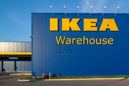 Foto de Toronto, Canadá - 24 de mayo de 2018: Señal de Ikea en el almacén de recogida de mercancías externas en North York en Toronto. IKEA es un grupo sueco que vende muebles, electrodomésticos y accesorios para el hogar. - Imagen libre de derechos
