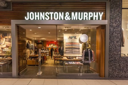 Foto de Toronto, Canadá - 5 de mayo de 2018: Johnston & Murphy store front in the Eaton Centre shopping mall in Toronto. Johnston & Murphy es una empresa estadounidense de calzado y ropa. - Imagen libre de derechos