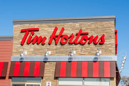 Téléchargez les photos : TORONTO, CANADA - Le 24 février 2018 : Signature de Tim Hortons, un restaurant-minute multinational canadien connu pour son café et ses beignets. - en image libre de droit
