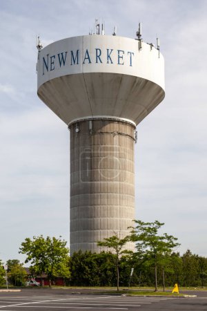 Foto de Newmarket, Ontario, Canadá - 10 de junio de 2018: City of New Market Water Tower. Newmarket una ciudad y sede regional del Municipio Regional de York en la provincia canadiense de Ontario. - Imagen libre de derechos