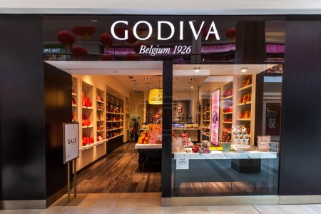 Téléchargez les photos : Toronto, Canada - Le 7 février 2018 : Vitrine de chocolat Godiva au Fairview Mall à Toronto. Godiva Chocolatier est un fabricant de chocolats fins et de produits connexes, fondé en Belgique en 1926.. - en image libre de droit