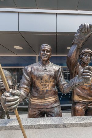 Téléchargez les photos : Toronto, Canada-5 mai 2018 : Les statues de Tim Horton, Légendes rangées à l'extérieur du Centre Air Canada à Toronto (au total 14 statues après octobre 2017). - en image libre de droit