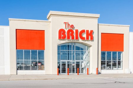 Téléchargez les photos : Richmond Hill, Ontario, Canada - 30 octobre 2018 : La devanture de la brique. The Brick Ltd. est un détaillant canadien de meubles, de matelas, d'appareils électroménagers et d'appareils électroniques pour la maison.. - en image libre de droit