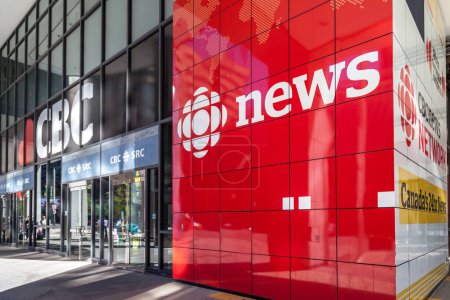 Foto de Toronto, Canadá - 19 de junio de 2018: Canadian Broadcasting Centre (CBC) en Toronto. CBC es la sede de difusión de los servicios de radio y televisión de la Canadian Broadcasting Corporation.. - Imagen libre de derechos