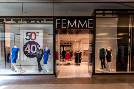 Téléchargez les photos : Toronto, Canada - le 7 février 2018 : FEMME devant un magasin dans le centre commercial Fairview à Toronto. FEMME est une marque de luxe établie à des prix abordables - en image libre de droit