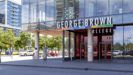 Foto de Toronto, Canadá - 19 de junio de 2018: George Brown College Waterfront Campus en Toronto, sede del Centro de Ciencias de la Salud. George Brown es un colegio público de artes aplicadas y tecnología. - Imagen libre de derechos