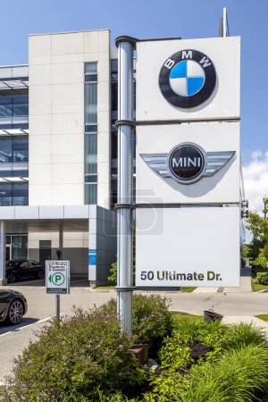 Foto de Richmond Hill, Ontario, Canadá - 8 de junio de 2018: signo de BMW en la sede de BMW Canada en Richmond Hill. BMW es una multinacional alemana. - Imagen libre de derechos