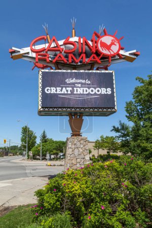 Foto de Rama, Ontario, Canadá - 10 de junio de 2018: Señal de Casino Rama, un gran casino, hotel y complejo de entretenimiento ubicado en la reserva de Chippewas de Rama First Nation. - Imagen libre de derechos
