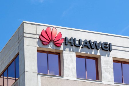 Foto de Markham, Ontario, Canadá - 21 de mayo de 2018: Huawei firma en su edificio de oficinas de Canadá en Markham, Ontario, Canadá, una empresa china de redes, equipos de telecomunicaciones y servicios - Imagen libre de derechos