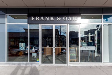 Téléchargez les photos : Toronto, Canada- 22 février 2018 : Frank & Oak vitrine dans les boutiques de Don Mills à Toronto. Frank & Oak est une marque canadienne de détail et de mode. - en image libre de droit