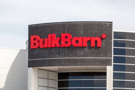Foto de Aurora, Ontario, Canadá - 10 de junio de 2018: Bulk Barn firma en la oficina corporativa en Aurora, Ontario, Canadá. Bulk Barn Foods Limited se considera el mayor minorista de alimentos a granel de Canadá. - Imagen libre de derechos