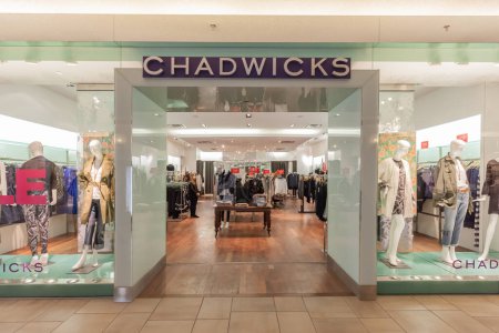 Foto de Toronto, Canadá - 12 de febrero de 2018: El escaparate de Chadwick en el centro comercial Bayview Village, el lugar para la mujer moderna pero clásica. - Imagen libre de derechos