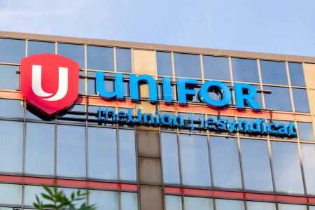 Téléchargez les photos : Toronto, Canada - 1er juin 2018 : Panneau Unifor sur le bâtiment à Toronto. Unifor est un syndicat général au Canada composé de 310 000 travailleurs et membres associés. - en image libre de droit