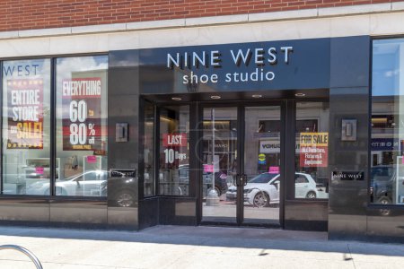 Téléchargez les photos : Toronto, Canada - 15 juin 2018 : Neuf magasins de chaussures West à Don Mills à Toronto, Canada. Neuf West ont annoncé des ventes hors service. - en image libre de droit