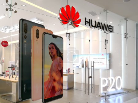 Téléchargez les photos : Alajuela, Costa Rica - 4 octobre 2018 : Signe et logo de Huawei au-dessus de l'entrée du magasin. Huawei est une entreprise chinoise de réseaux, d'équipements de télécommunications et de services. - en image libre de droit