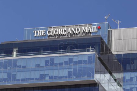 Foto de Toronto, Canadá - 19 de junio de 2018: Señal de Globe y Mail en el edificio de oficinas de la Sede en Toronto. The Globe and Mail es un periódico canadiense impreso en cinco ciudades del oeste y centro de Canadá. - Imagen libre de derechos