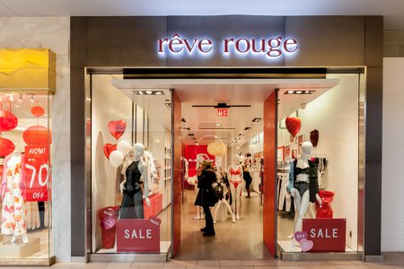 Téléchargez les photos : Toronto, Canada - 12 février 2018 : Vitrine Reve Rouge au centre commercial Bayview Village. Reve Rouge est une boutique de lingerie torontoise de Liliana Mann, fondatrice de Linea Intima.. - en image libre de droit