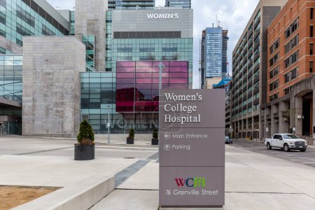 Téléchargez les photos : Toronto, Canada - 5 mai 2018 : Le Womens College Hospital (WCH) est présenté à Toronto. WCH est un hôpital d'enseignement au centre-ville de Toronto. - en image libre de droit