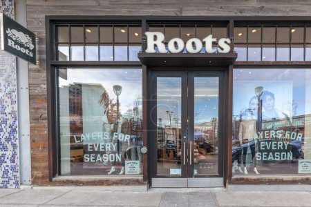 Téléchargez les photos : Toronto, Canada- 22 février 2018 : Roots store at Don Mills in Toronto. Roots Ltd. est une marque publique canadienne. - en image libre de droit