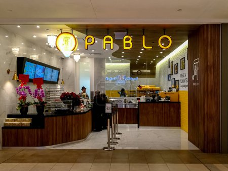 Téléchargez les photos : Toronto, Ontario, Canada- Le 17 décembre 2018 : Les gens achètent des desserts dans un nouveau magasin Pablo au centre commercial Fairview à Toronto. Pablo célèbre pour ses tartes au fromage japonais. - en image libre de droit