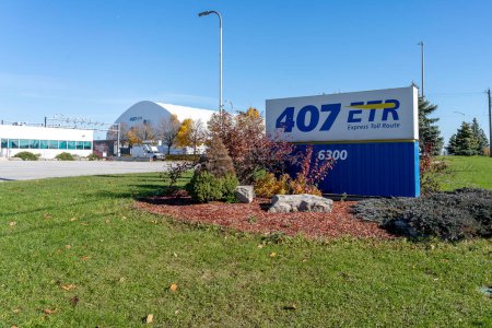 Foto de Brampton, Ontario, Canadá- 3 de noviembre de 2018: 407 ETR sign. 407 ETR Concession Company Limited opera una autopista de peaje que se extiende desde Burlington a Pickering en Canadá. - Imagen libre de derechos