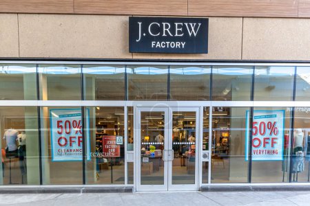 Téléchargez les photos : Niagara On the Lake, Canada- 4 mars 2018 : J.Crew factory store front in Outlet Collection at Niagara. J.Crew Group, Inc., est un détaillant américain spécialisé, multi-marques et multi-canaux. - en image libre de droit